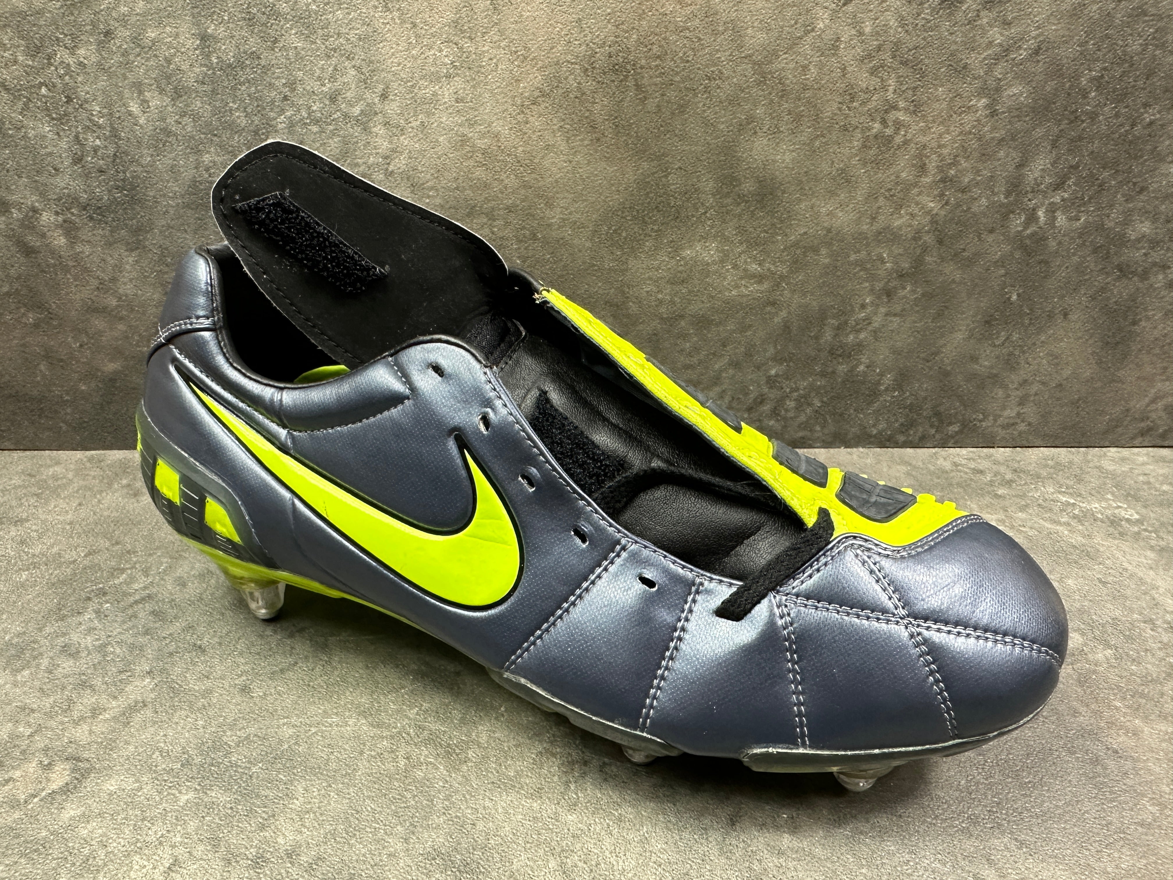 Nike total store 90 laser grey